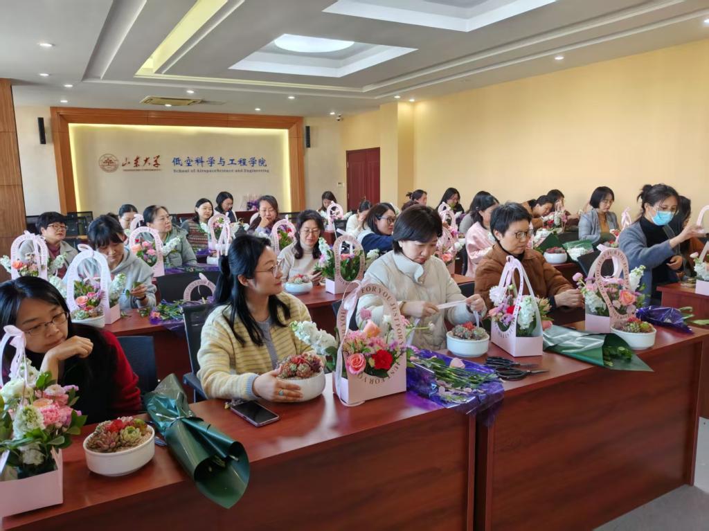 巧手迎春日 温情暖巾帼——低空科学与工程学院举办“三八”国际妇女节庆祝活动
